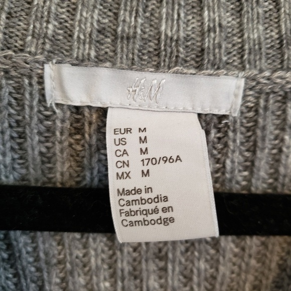 3 for $40
H&M Sleeveless knit sweater size M - Picture 3 of 3